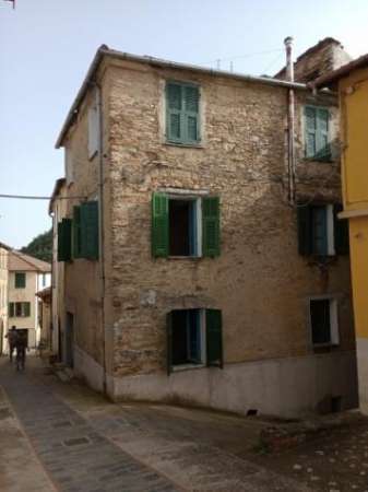 Foto VENDESI A LEVERONE GRANDE CASA DA RISTRUTTURARE IN CENTRO PAESE, SULLA PIAZZA RICAVABILI 2-3 ALLOGGI
