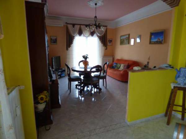 Foto Vendesi appartamento posto al secondo piano di 120mq, composto da ingresso, ampia zona giorno con terrazza, tre camere e il bagno.Al piano terra trov