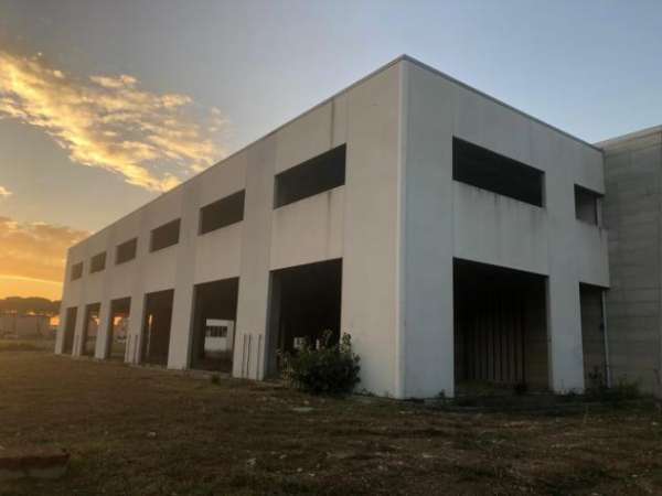 Foto Vendesi Capannone Commerciale Nuovo Rif. T90