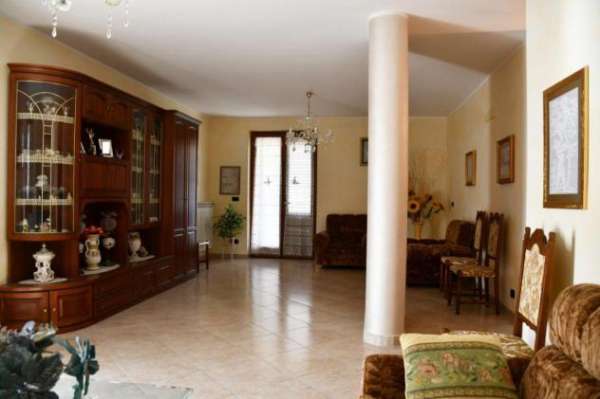 Foto VENDESI CASA INDIPENDENTE CON GIARDINO RIF. V59