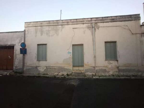 Foto Vendesi in Salice Sal. LE alla via T.Livio 17/19, casa con garage