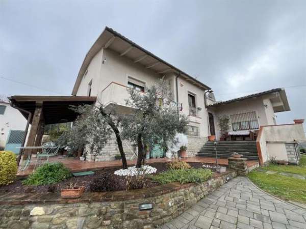 Foto Vendesi Splendida Villa in Collina Rif. V74