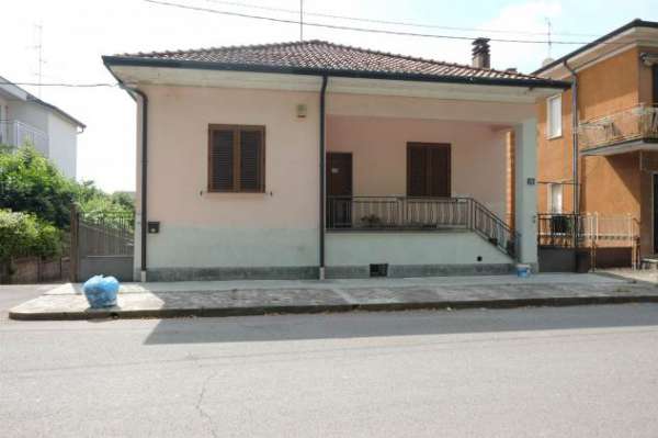 Foto Vendita Villa da 204 mq  in VIA MARCHE N 18 con giardino