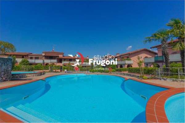 Foto vf909 - APPARTAMENTO CON GIARDINO PRIVATO, BOX E PISCINA