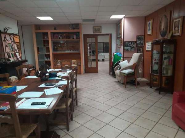Foto Via Aiaccia capannone con corte esclusiva e 5 posti auto