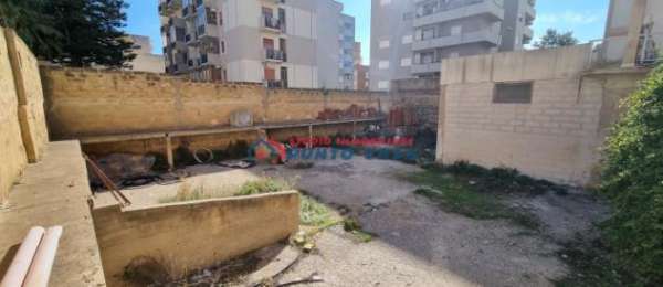 Foto VIA DEGLI IRIS � Lotto di terreno di 200mq ca. + magazzino di 70mq ca. da ristrutturare. Euro 45 mila