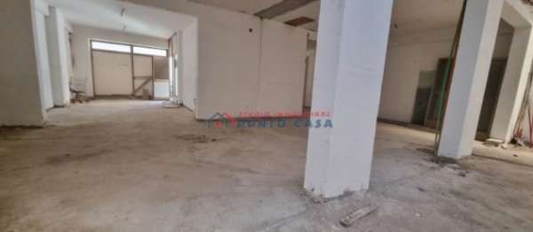 Foto VIA VESPRI � Locale commerciale di 200 mq ca. - vano unico. Da rifinire. Euro 63 MILA
