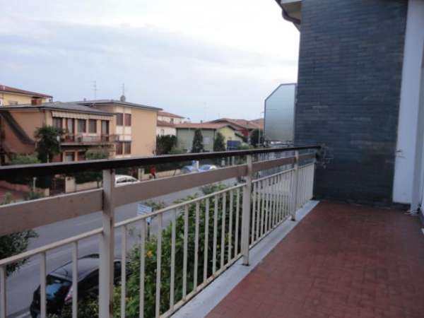 Foto Viareggio Marco Polo: Viareggina 130 mq con giardino. PT con ingresso su ampio soggiorno, sala,cucinotto ,ripostiglio e bagno. P1 piano: 2 camere mat