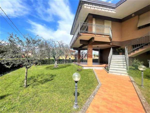 Foto Vicino al Centro di Sarzana Villa trifamigliare con fondi commerciali e giardino