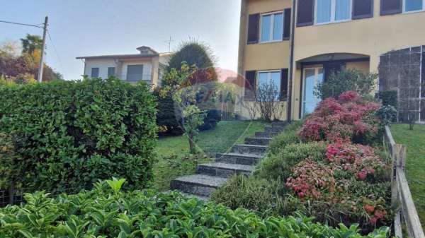 Foto Villa a schiera in vendita a Buguggiate