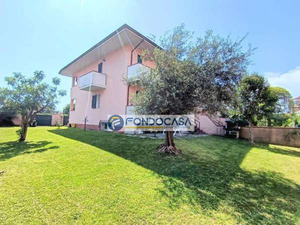 Foto Villa a schiera in vendita a Carrara