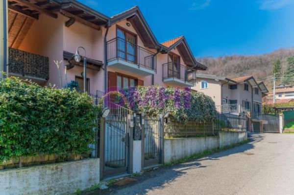 Foto Villa a schiera in vendita a Cuasso Al Monte - 4 locali 119mq
