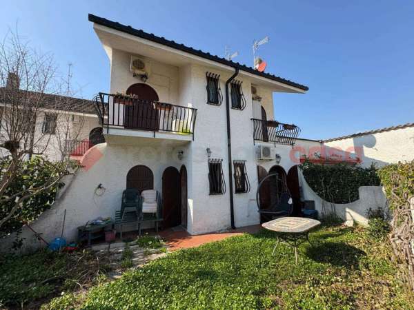 Foto Villa a schiera in vendita a Fondi
