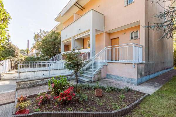 Foto Villa a schiera in vendita a Gallarate