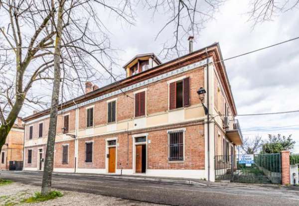 Foto Villa a schiera in vendita a Imola - 7 locali 280mq