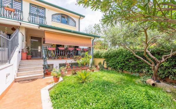 Foto Villa a schiera in vendita a Roma