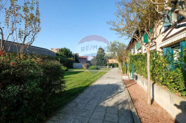 Foto Villa a schiera in vendita a Stezzano