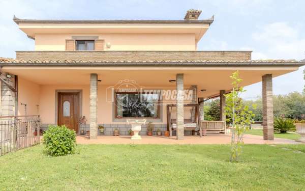 Foto Villa a schiera in vendita a Viterbo