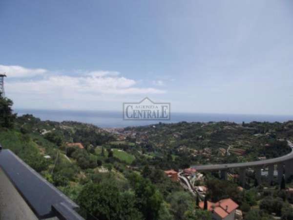 Foto Villa bifamigliare di oltre 300 M/2 calpestabili con ampio giardino e bella vista mare.