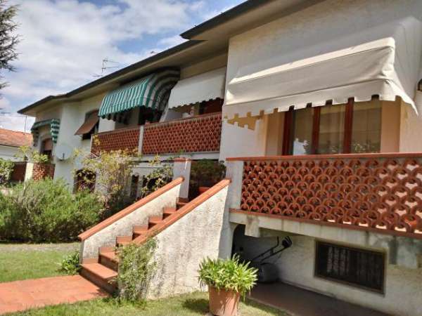 Foto Villa bifamigliare su piu' piani con possibilita' di divisione in due unita' distinte con ingressi separati .La casa � cosi composta da  : pt ingresso