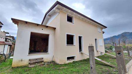 Foto Villa bifamiliare in Vendita, pi� di 6 Locali, 2 Camere, 145 mq