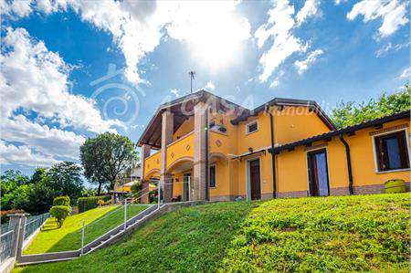 Foto Villa Bifamiliare in Vendita, pi� di 6 Locali, 220 mq, Medesano