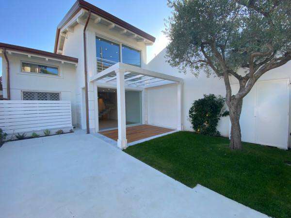Foto Villa bifamiliare in vendita a Forte Dei Marmi