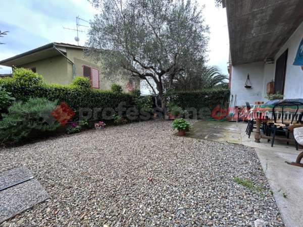 Foto Villa bifamiliare in vendita a Lastra A Signa