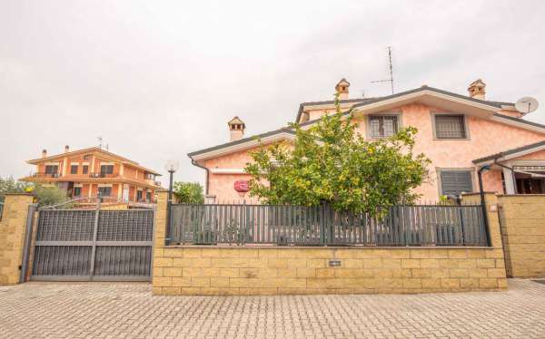 Foto Villa bifamiliare in vendita a Roma