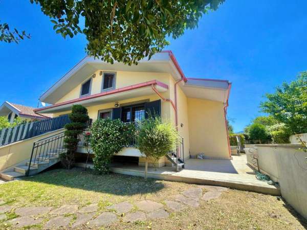 Foto Villa bifamiliare in vendita a Roma