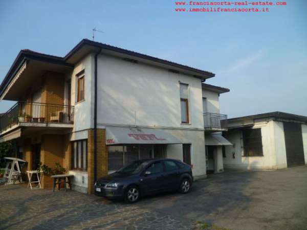 Foto Villa con magazzino
