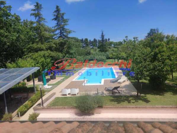 Foto VILLA CON PARCO E PISCINA