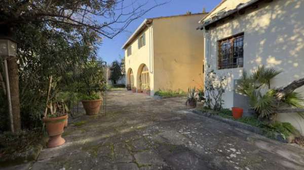 Foto VILLA di 10 vani e di 370 mq (FIRENZE) rif. AAJ010