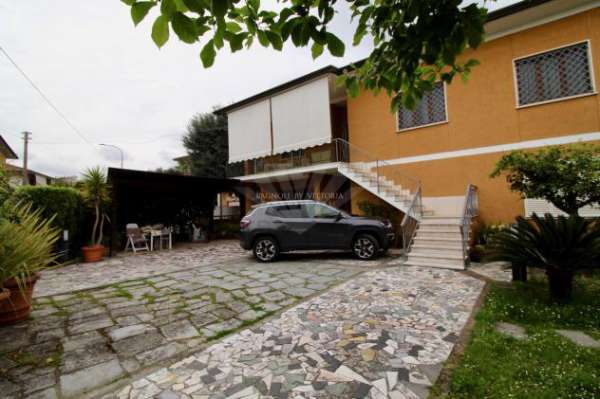 Foto VILLA di 12 vani e di 240 mq (PIETRASANTA) rif. 463/VE