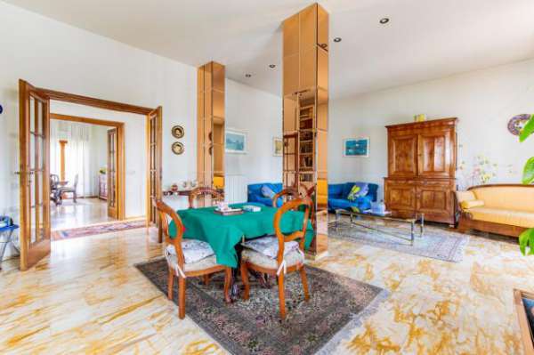 Foto VILLA di 12 vani e di 250 mq (VIAREGGIO) rif. 672