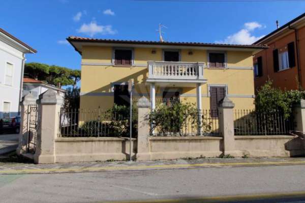 Foto VILLA di 12 vani e di 266 mq (PIETRASANTA) rif. 477