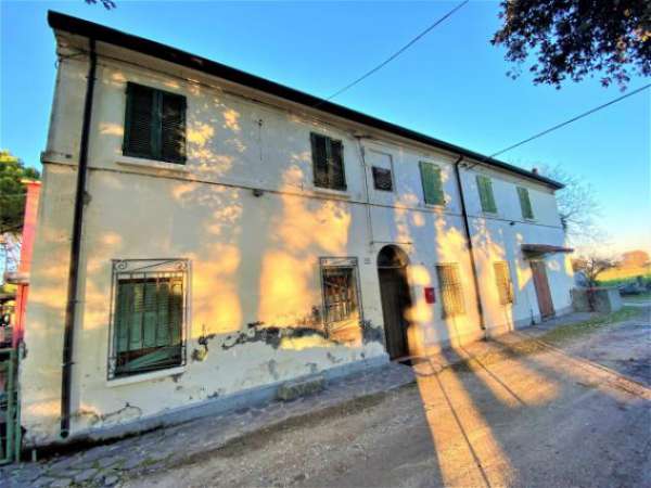 Foto Villa di 180 m, box auto in vendita a Cervia