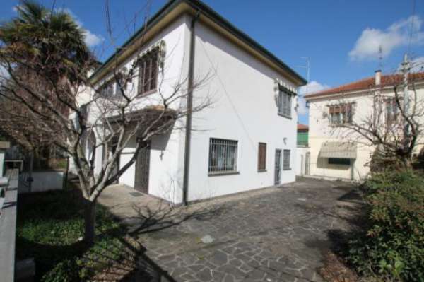 Foto Villa di 205 m con pi� di 5 locali e box auto doppio in vendita a Padova
