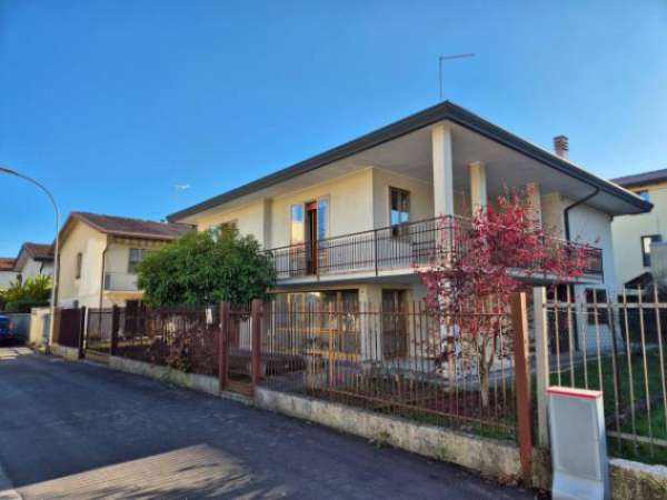 Foto Villa di 214 m con 4 locali e box auto doppio in vendita a Mirano