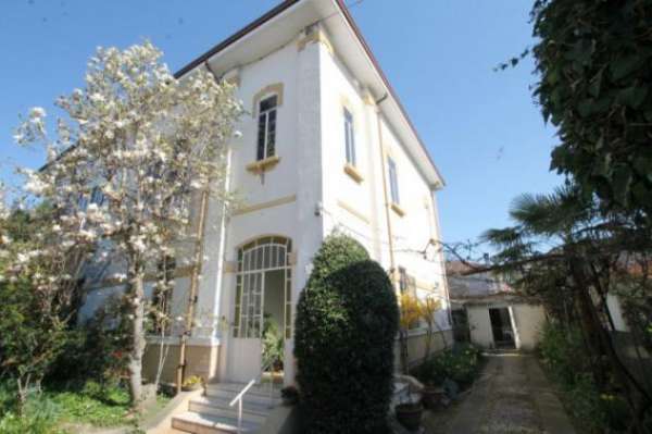 Foto Villa di 236 m con pi� di 5 locali e box auto in vendita a Padova