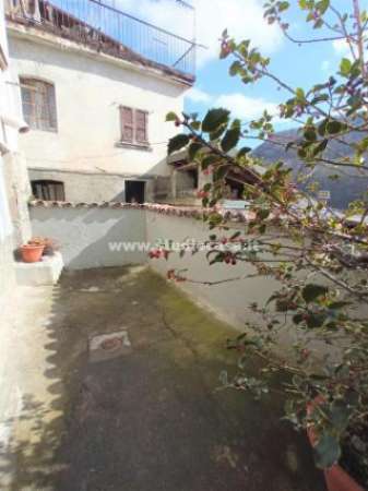 Foto Villa di 260 m con pi� di 5 locali in vendita a Gandino