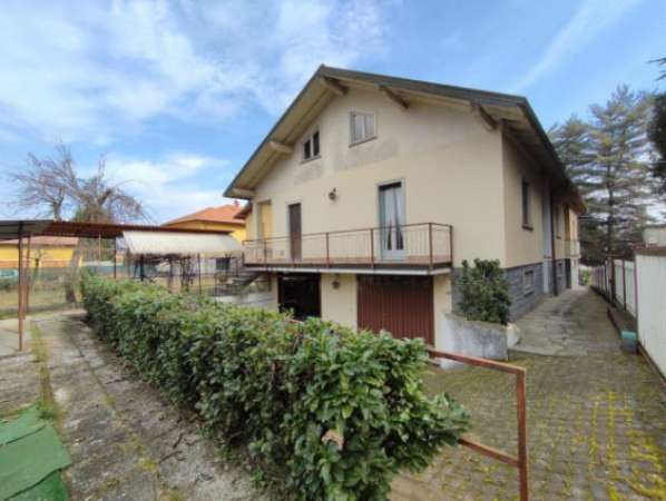 Foto Villa di 350 m con pi� di 5 locali e box auto doppio in vendita a Arona