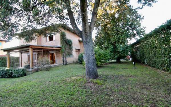 Foto VILLA di 7 vani e di 230 mq (PIETRASANTA) rif. 018