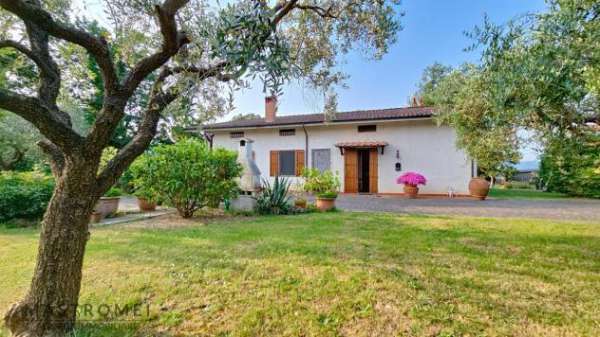 Foto VILLA di 7 vani e di 270 mq (MONTECARLO) rif. 3568