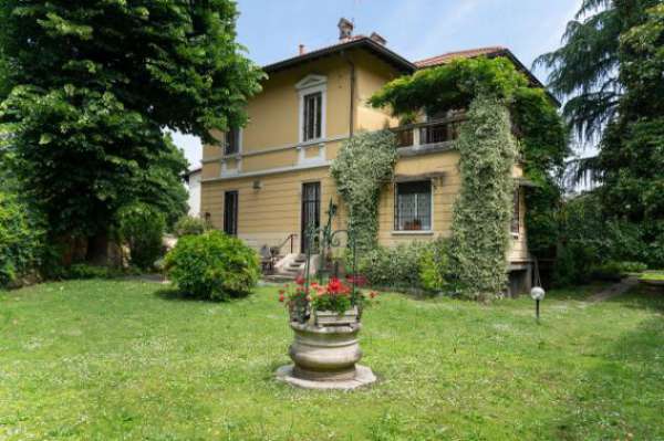Foto Villa di 751 m con pi� di 5 locali e box auto in vendita a Milano