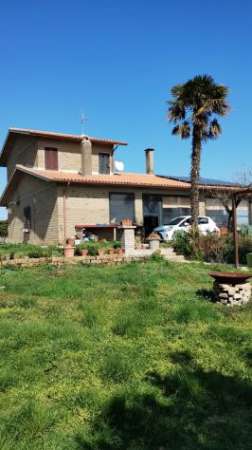 Foto VILLA DI CAMPAGNA IN PROSSIMITA' DELL'AEREOPORTO DI VITERBO, STRADA CASTIGLIONE.