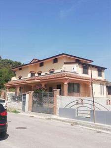 Foto Villa in Vendita, pi� di 6 Locali, 180 mq, Sparanise
