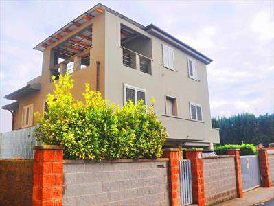 Foto Villa in Vendita, pi� di 6 Locali, 3 Camere, 220 mq (CECINA)
