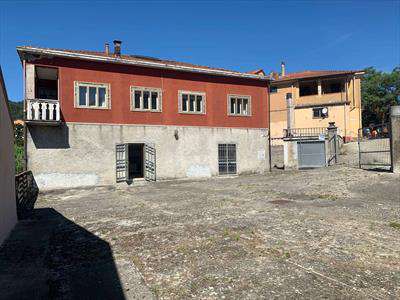 Foto Villa in Vendita, pi� di 6 Locali, 3 Camere, 280 mq (AULLA)