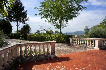 Foto Villa in Vendita, pi� di 6 Locali, 3 Camere, 300 mq (ARPINO)